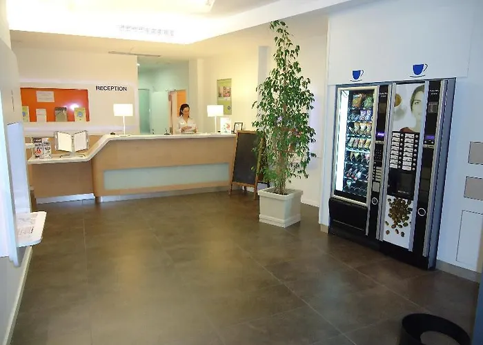 赫罗纳布拉瓦海岸宜必思快捷酒店